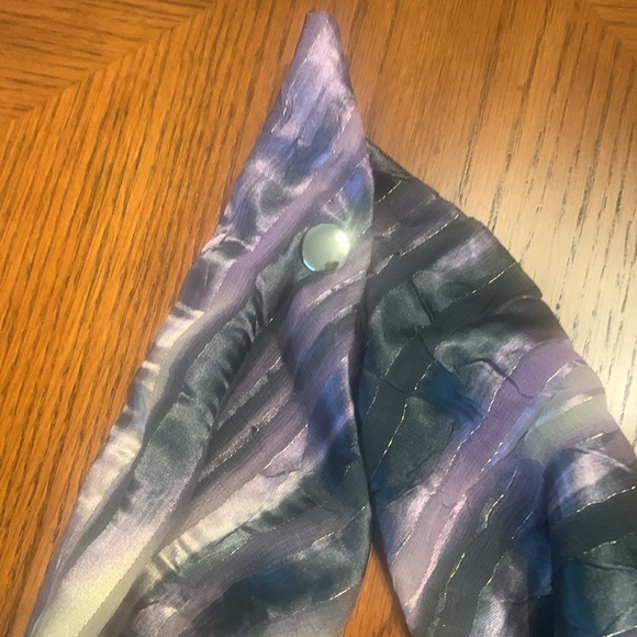 Copy NWOT Beautiful Easy to Where Scarf - Snap Closure In Back, Reversible - Picture 7 of 16